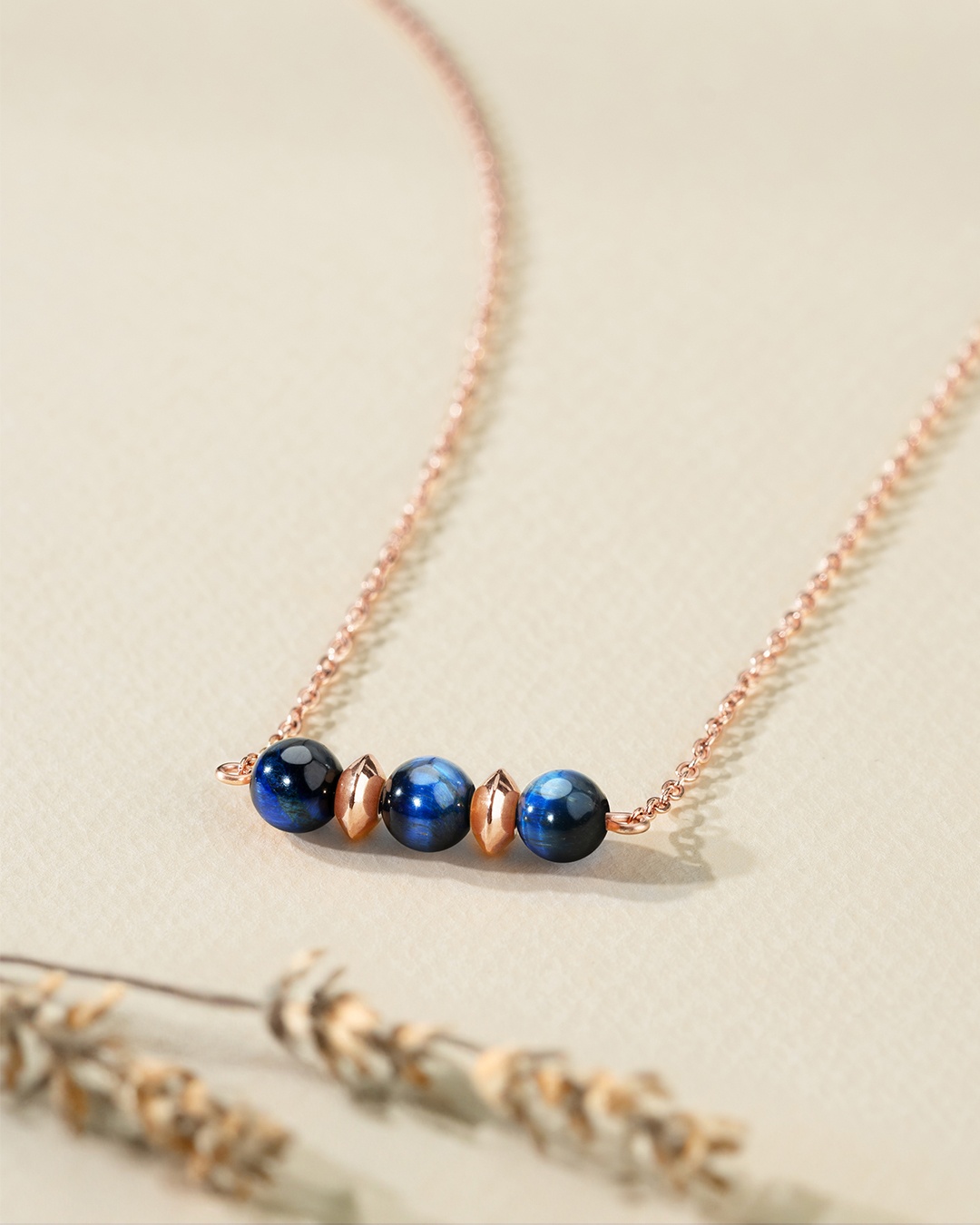 Packshot Anhänger blauem Tigerauge Olmetio