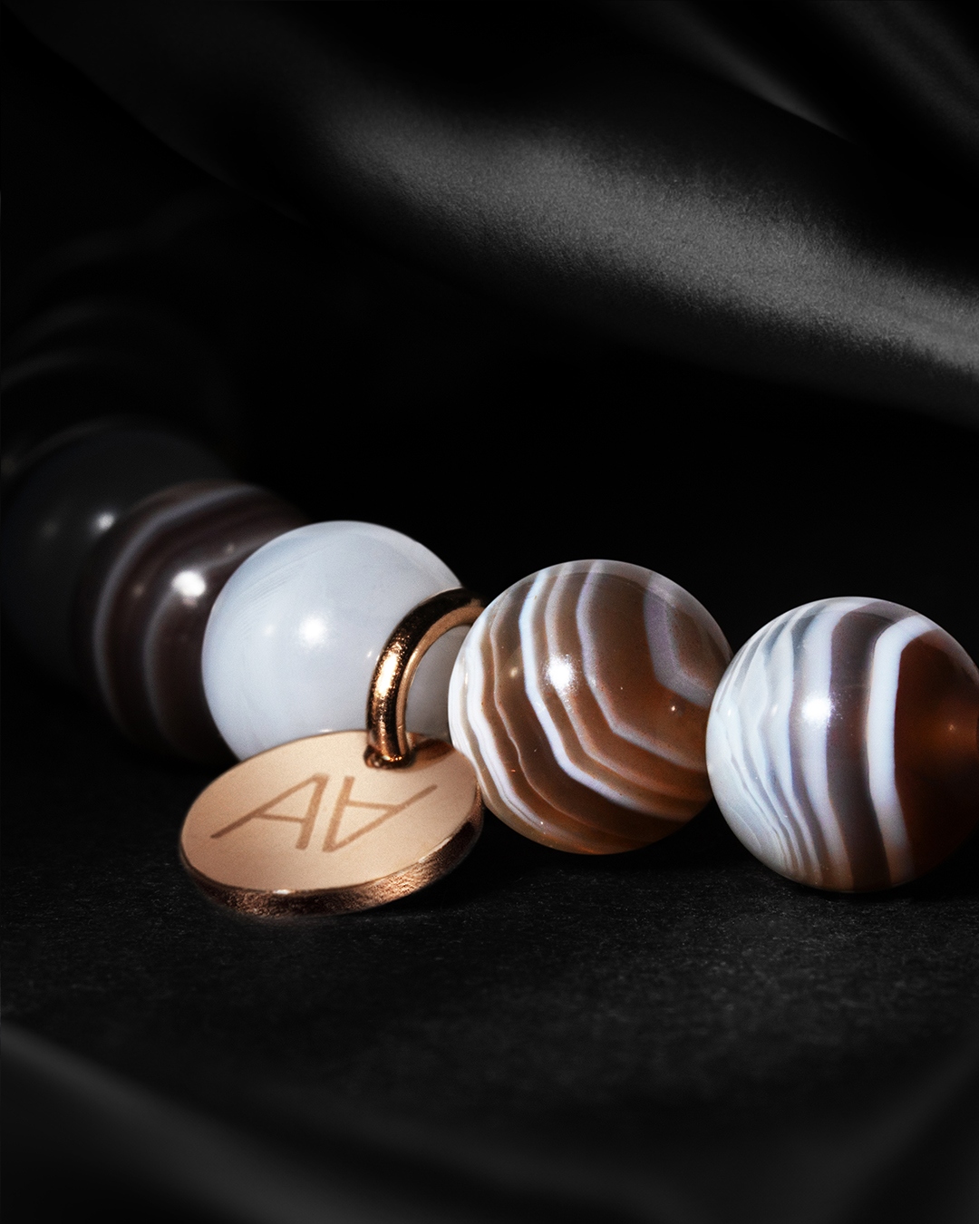 Packshot Armband Natursteine Avellinata